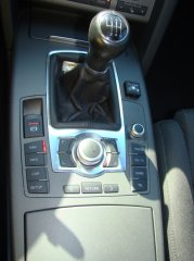 Im Innenraum des Audi A6 2.0 TFSi 125 KW ist der Benzin- / Gas - Umschalter